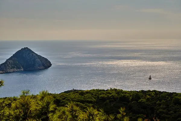 Antalya Vista: Ada Silueti ve Ufuk Kıyısına Doğru Uzak Yelken