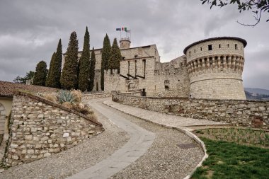 Brescia Kalesi 'ne Görkemli Yükseliş Bulutlu Gökyüzü Altındaki Antik Güçlere Giden Bir Çakıl Taşı Yolu