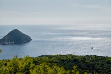 Ethereal Coastline: Uzak Yelkenli Yumuşak Bir Görünüm