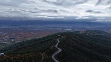 Zaman Süratli İnsansız Hava Aracı Videosu: Hızlı Hareket Eden Bulutlar ve Arabalar Çeviren Bursa Yolu Üzerinde
