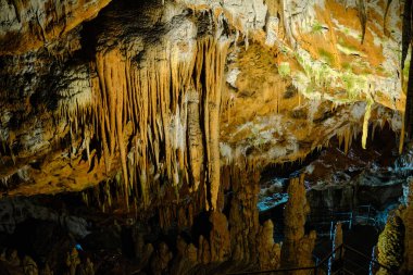 Oylat Mağarası 'nın Aydınlanmış Harikaları: Bir Yeraltı Aleminde Sarkıtlar ve Dikitler