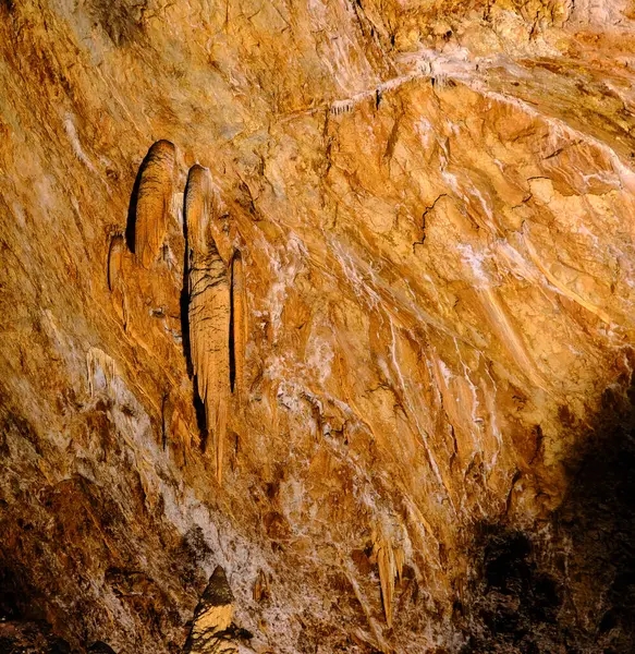 Bursa 'daki Oylat Mağarası' nda, zengin jeolojik katmanlar ve dramatik dikey oluşumları ortaya çıkarmak için yön aydınlatmasıyla aydınlatılmış çarpıcı bir yakın plan sarkıtlar.