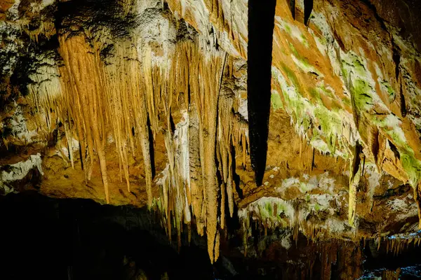 Bursa 'daki Oylat Mağarası' nda aydınlanan sarkıt ve mineral dokularının canlı oluşumları renk, doku ve doğal mimarinin sürrealist etkileşimini ortaya koyuyor..