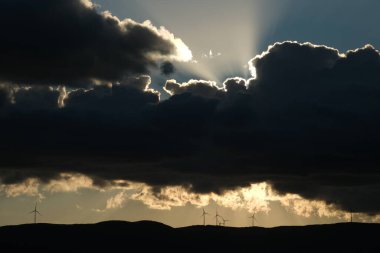 Bursa 'nın dramatik Günbatımına karşı Tepedeki Siluetli Rüzgar Türbinleri