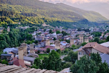 Antik Kuleler ve Verdant Highlands 'ın bir duvar halısı, svaneti, Georgia