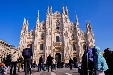 Duomo di Milano 'nun Karmaşık Yüzüne Yukarı Bakış: Gotik Sanat ve Hristiyan Mirasının Sembolü