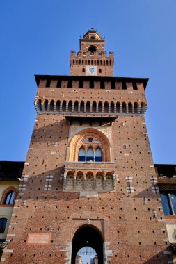 Castello Sforzesco 'nun Kulesi' nin Düşük Açı Görünümü Milano Gökyüzüne Uzanıyor