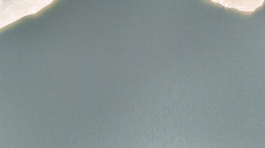 Hava Görünümü: Bursa Baraj Gölü 'nün Sükunet Suyu Çevrelenmiş Yeşil Ormanlar.