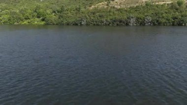 Pelikan 'ın Özgürlüğü: Bursa' da Pelikan Uçuşu ile Boazky Barajı Gölü 'nün Düşük Açı İnsansız Hava Aracı Görünümü.