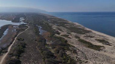 Bursa 's Lagoon Edge: Bir İHA' nın İnce Kıyı Sırtı 'nın Üzerinde Geniş Daireler' den Serene Gökyüzü Denizi 'ni ve Impid Horizon' un Altındaki Uzak Yüksekliklere Karşı Verimliliği