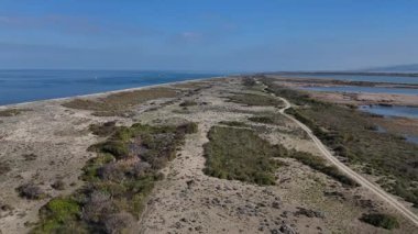Bursa 'nın Kıyı Bölgesi: Bir İHA' nın İnce Engelli Engelli Bariyerin Süpürge Perspektifi Geniş İç Bataklıklardan Saf Gök Okyanusunu Parlak Açık Gök Kubbe Altındaki Flora Zengini.