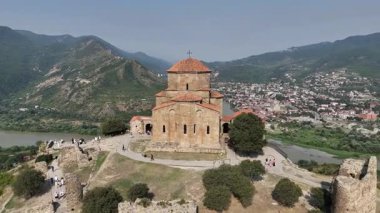 Gürcistan 'daki Jvari Manastırı' nın çarpıcı 4K drone görüntüsü. Video, Aragvi ve Mtkvari nehirlerinin ve Mtskheta kentinin birleştiği tepedeki ikonik kiliseyi çekiyor..