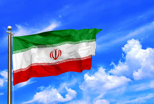 Персидский национальный флаг, развевающийся на ветру в красивом летнем голубом небе