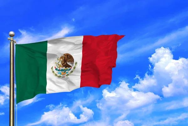 Güzel bir yaz mavi gökyüzünde rüzgarda dalgalanan Meksika bayrağı