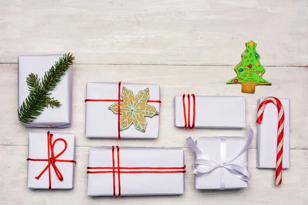 Karácsonyi Ajándékok Egy Asztal Tetejére Lapos Laikus — Stock Fotó