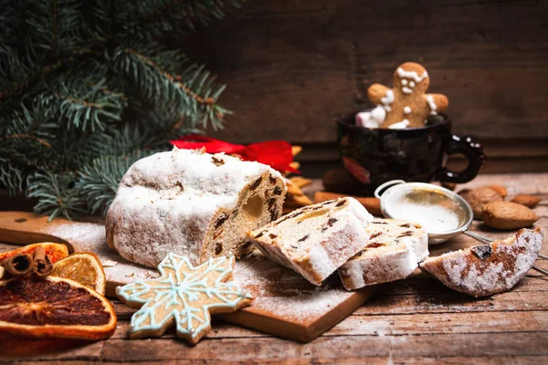 Obstbrot Mit Zimt Und Trockenfrüchten Mit Winterlichen Festsymbolen Für Weihnachten — Stockfoto