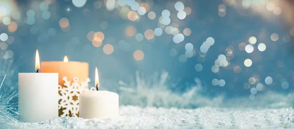 Světlo Svíčky Slavnostně Osvětleným Vánoční Pozadí Kopírovat Prostor Široký Prapor — Stock fotografie