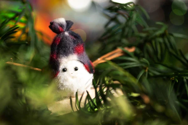 Игрушечный Снеговик Праздничным Украшением Зимнего Праздника Елка Блестящими Огнями Феи — стоковое фото
