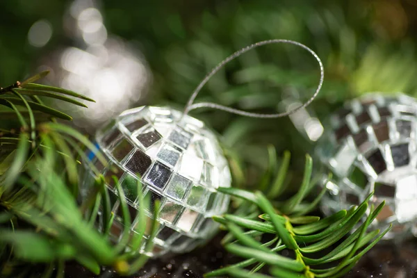Festlicher Winterurlaub Silberschmuck Und Der Weihnachtsbaum Mit Leuchtenden Lichtern Hintergrund — Stockfoto