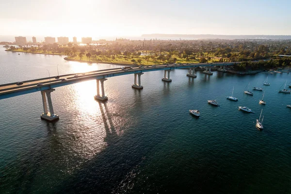 加利福尼亚南部圣地亚哥湾的科罗纳多大桥在一个阳光明媚的温暖的日子里的空中景观 海湾里有船只和汽车穿过大桥 — 图库照片