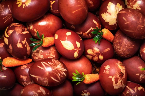 Традиційні Великодні Яйця Пофарбовані Лушпиння Цибулі Світле Великоднє Свято Морквою — стокове фото