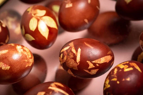 Покрашенные Пасхальные Яйца Окрашены Естественным Красителем Лука Сером Фоне Естественное — стоковое фото