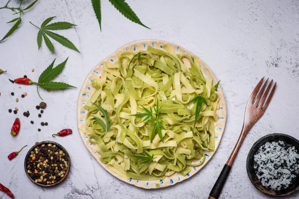 Pasta Italiana Tradicional Tagliatelle Con Hojas Cannabis Tazón Cerámica Sobre —  Fotos de Stock