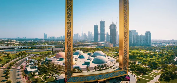 Дубайский Горизонт Виден Через Большую Золотую Раму Близлежащим Парком Дубайским — стоковое фото