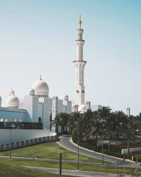 アブダビ アラブ首長国連邦のシェイク ザイド グランド モスクのバックビュー公共の陸橋から見られる晴れた日に 世界で3番目に大きなモスクであり Uaeの観光名所 — ストック写真