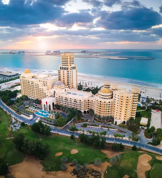 阿拉伯联合酋长国Ras Khaimah 2021年12月4日 日落时Al Hamra村附近的Waldorf Astoria旅馆和度假胜地 — 图库照片