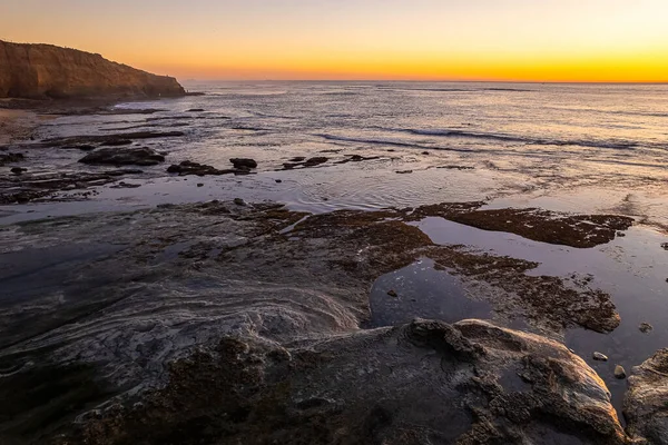 カリフォルニア州サンディエゴの美しい景色 ポイントロマのサンセットクリフ 太平洋 岩の海岸線 魔法のオレンジの日没の地平線で — ストック写真