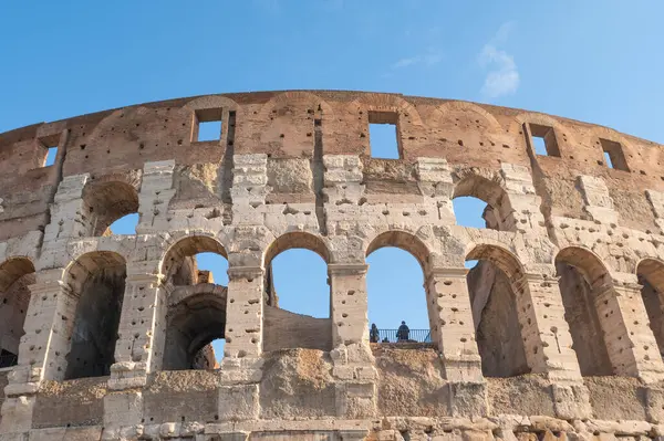 意大利罗马 2022年12月22日 近照罗马著名纪念碑的废墟 罗马竞技场 罗马角斗士的竞技场和蓝天 免版税图库照片