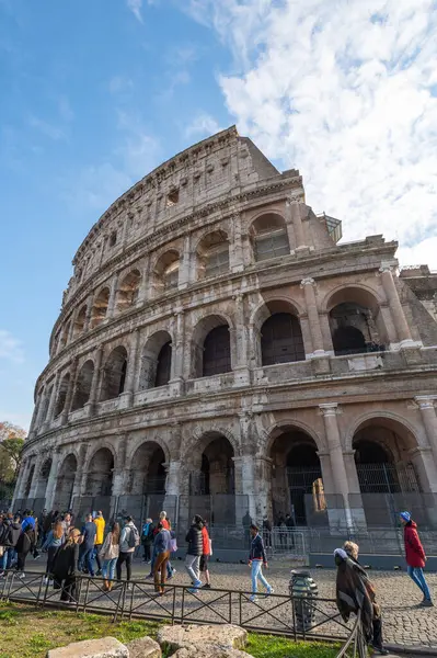 意大利罗马 2022年12月22日 许多游客参观了有史以来最大的圆形剧场 蓝天白云下的罗马斗兽场 免版税图库图片