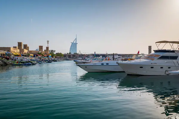 阿联酋迪拜 2021年4月15日 迪拜的胡迈拉码头 游艇和小船停泊在闪闪发光的水面上 朝向标志性的Burj Arab酒店 蓝蓝的天空映衬着它 图库照片