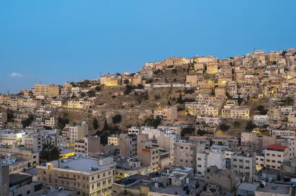 Ammans Livliga Stadsbild Har Slående Kontrast Höga Byggnader Mot Pittoresk Royaltyfria Stockfoton
