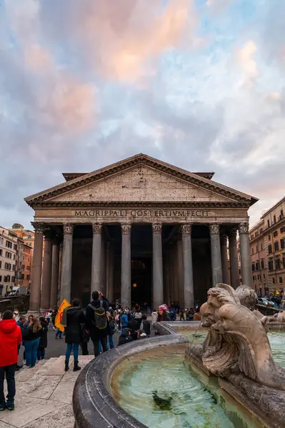 意大利罗马 2022年12月22日 图上是一幅幅在万神殿前的热闹景象 其标志性的立面和题词都在喷泉的边缘 图库图片