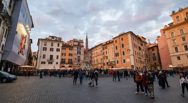 Ρώμη Ιταλία Δεκεμβρίου 2022 Ευρυγώνια Λήψη Αποτυπώνει Ζωντανή Ατμόσφαιρα Μιας Εικόνα Αρχείου