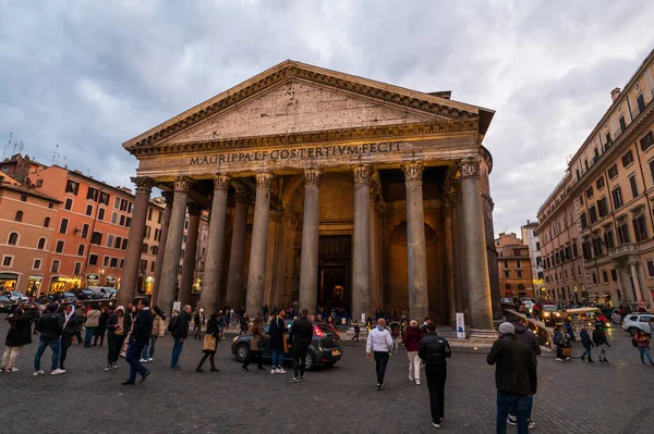 意大利罗马 2022年12月22日 图片展示了万神殿前熙攘的游客景象 以及它的标志性立面和题词 免版税图库图片