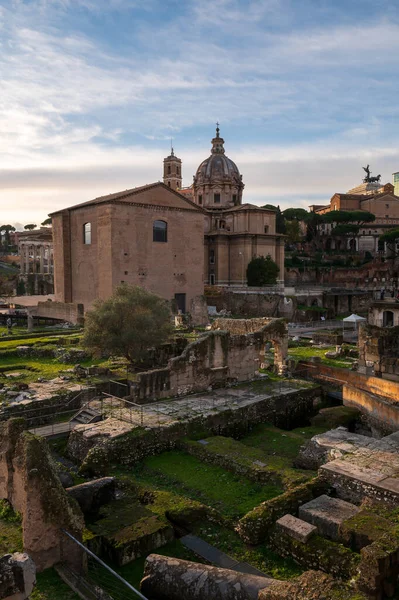 意大利罗马 2022年12月22日 罗马论坛的宏伟废墟沐浴在日落的金色光芒中 唤起了人们对历史和古代的感悟 图库图片