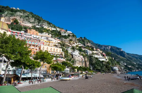 意大利波西塔诺 2022年12月19日 波西塔诺风景秀丽的海滨小镇形象 多彩的建筑在蓝蓝的天空下爬上山坡 展现了一个繁忙的海滨小镇 图库照片