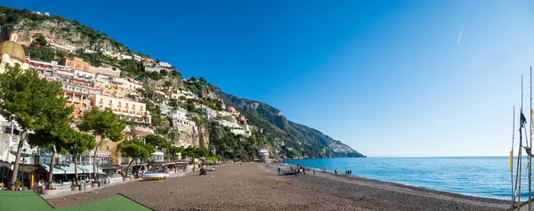 意大利波西塔诺 2022年12月19日 波西塔诺风景秀丽的海滨小镇 多彩的建筑在蔚蓝的天空下爬上山坡 展现了一个繁忙的海滨小镇 免版税图库照片