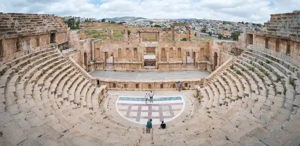 杰拉什 Jerash Jordan 2022年5月5日 约旦杰拉什宏伟的古罗马圆形剧场景观 游客们在此游览历史遗迹 让你自己回到杰拉什目睹罗马帝国在约旦 免版税图库图片