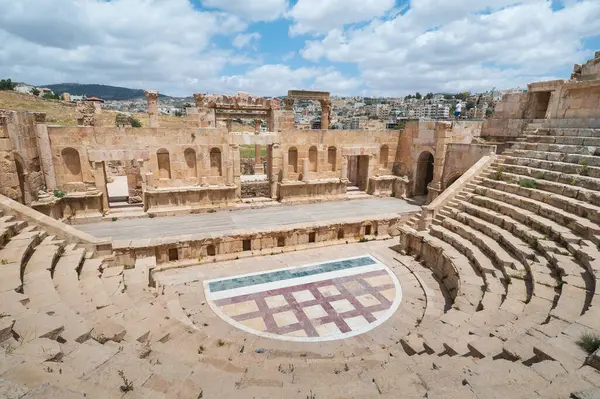 杰拉什 Jerash Jordan 2022年5月5日 约旦杰拉什宏伟的古罗马圆形剧场景观 游客们在此游览历史遗迹 让你自己回到杰拉什目睹罗马帝国在约旦 图库照片