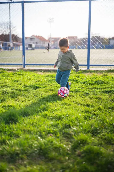 Ditangkap Tengah Bermain Anak Ini Fokus Pada Bola Sepak Bola Stok Foto Bebas Royalti