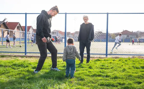 Sebuah Perjalanan Sepak Bola Balita Dimulai Dengan Dukungan Keluarga Lapangan Stok Foto