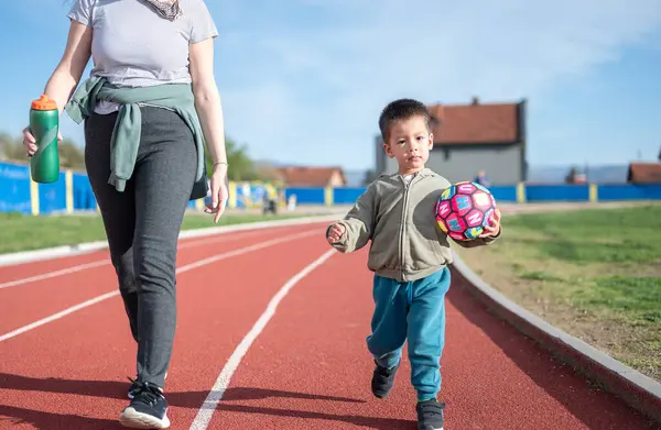 Ένα Παιδί Ετών Τρέχει Ενθουσιασμένα Μια Μπάλα Ποδοσφαίρου Ένα Γήπεδο Εικόνα Αρχείου