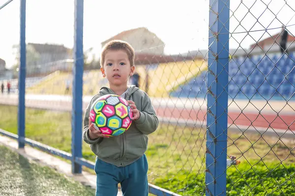 กทารกท ตบอล นอย างร วสนามก แสดงความหลงใหลในฟ ตบอลตอนอาย ขวบ รูปภาพสต็อกที่ปลอดค่าลิขสิทธิ์