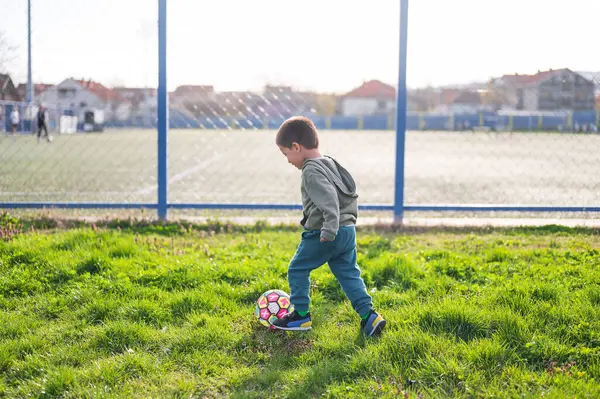 Ditangkap Tengah Bermain Anak Ini Fokus Pada Bola Sepak Bola Stok Gambar