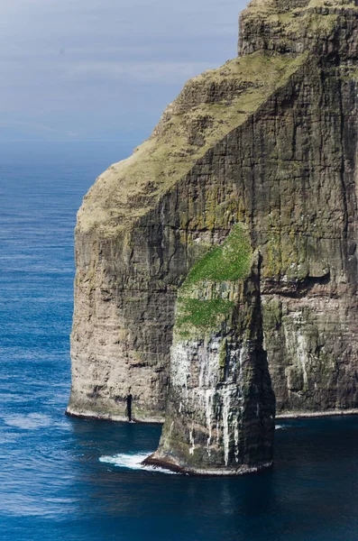 Nahaufnahme Von Asmundarstakkur Vogelfelsen Seestapel Und Felsformation Suduroy Färöer Inseln — Stockfoto