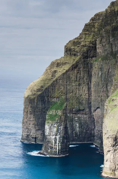 Asmundarstakkur Scogliere Uccelli Pila Marina Formazione Rocciosa Suduroy Isole Faroe — Foto Stock